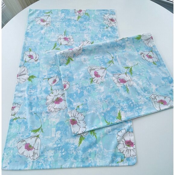 Vintage 70s blue pillowcases, white and pink large flowers, pair of pillow shams - Picture 3 of 7